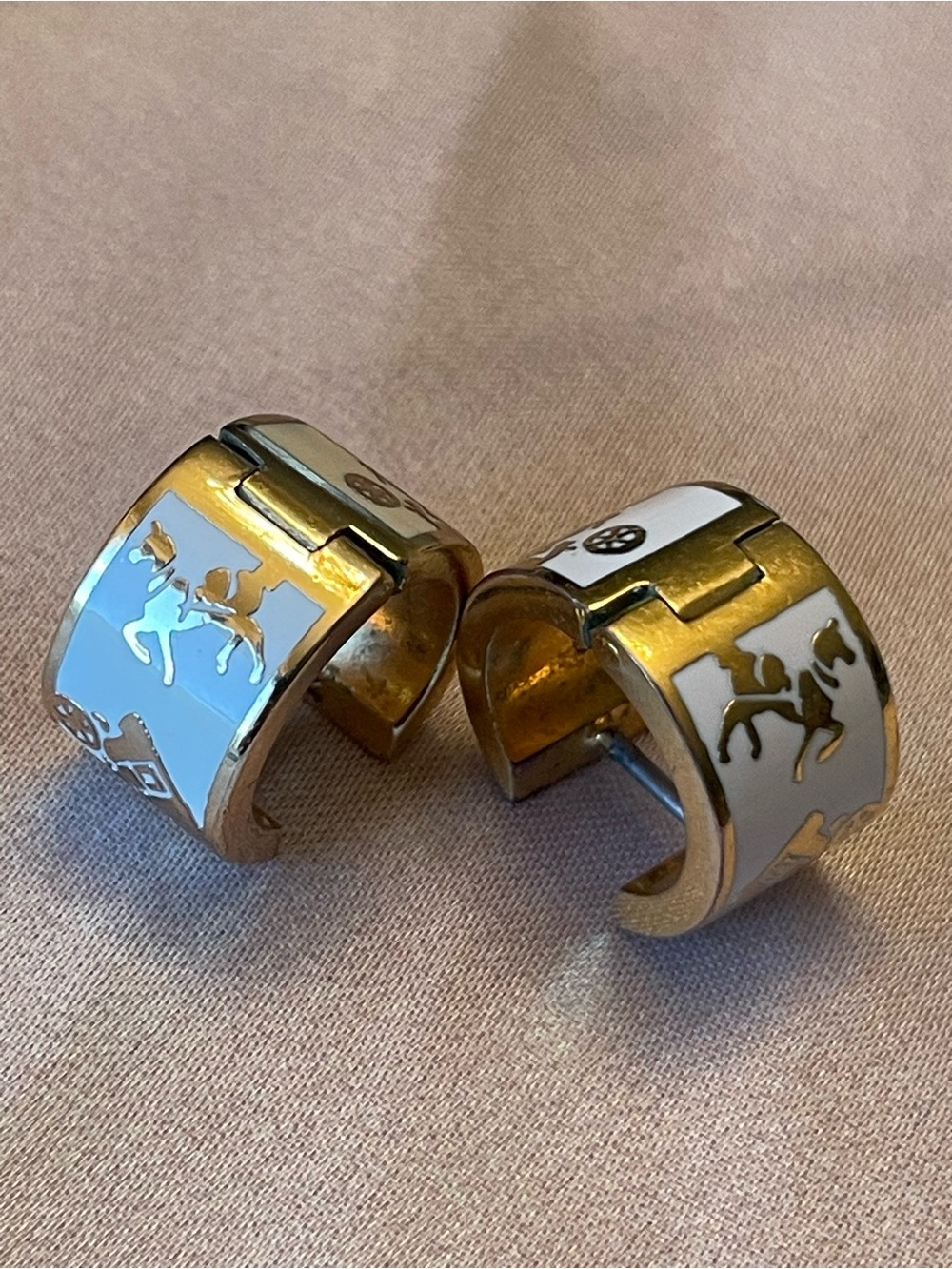 Coach – Enamel Horse & Carriage Huggie Hoop Earrings – White/Gold